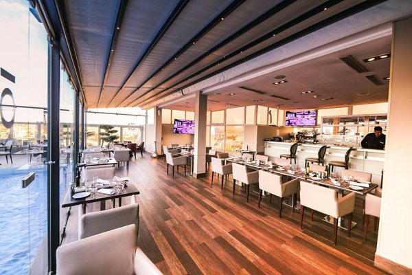 How Can UK Bars Innovate Their Space to Attract More Customers?